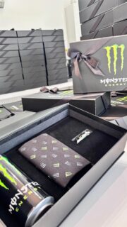 ⚡ Siyah kutunun asaleti, fosforlu yeşilin enerjisiyle buluştu.
Monster Energy için hazırladığımız bu özel hediye kutuları, markanın ruhunu ve gücünü taşıyor.
Etkinliğin ritmini yükseltmeye, enerjiyi paylaşmaya ve unutulmaz bir deneyim yaşatmaya hazır.
Şimdi sahiplerine kavuşmayı bekliyor. 🖤💚 
#MonsterEnergy #EventGifts #UnleashTheBeast