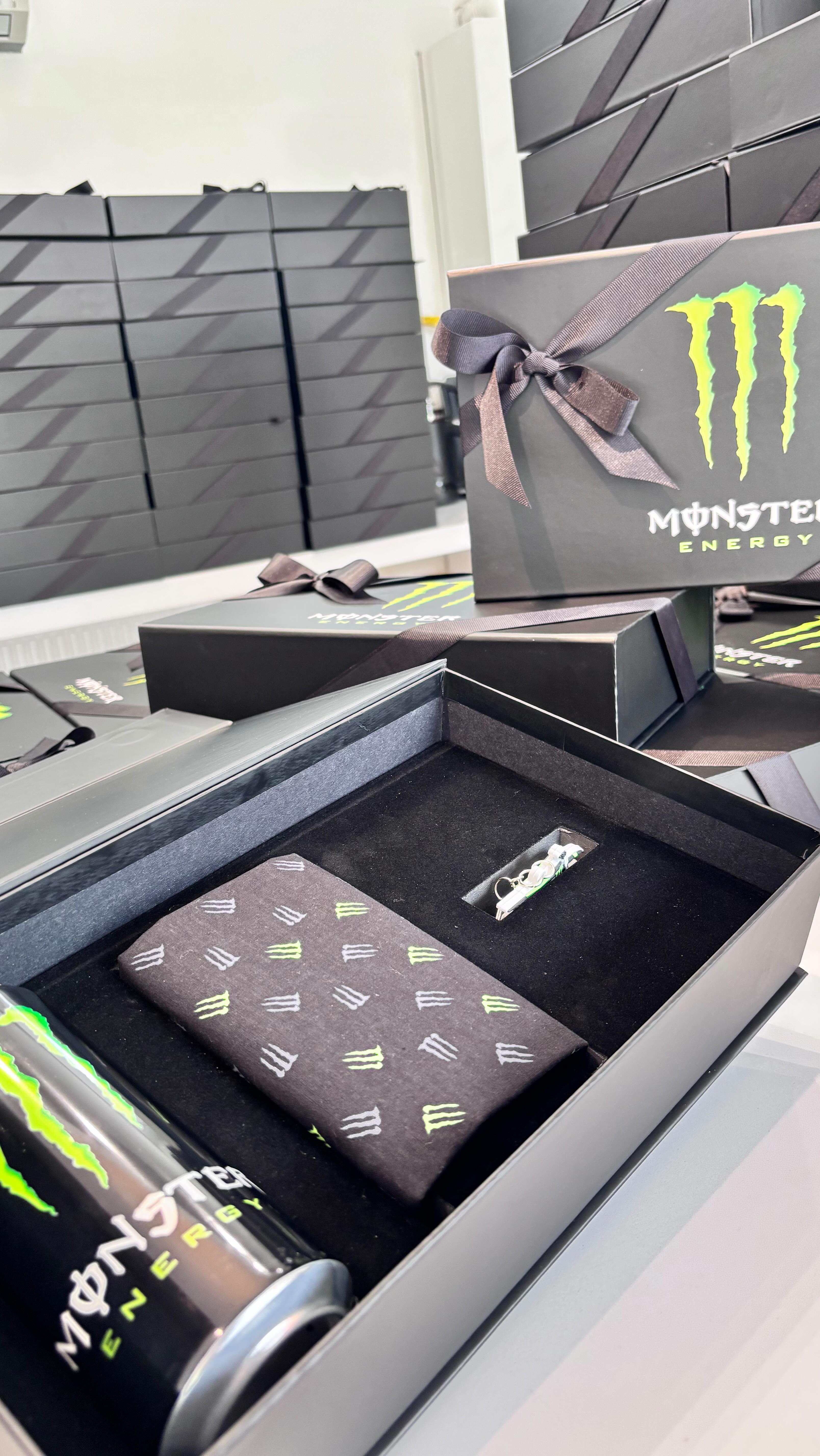 ⚡ Siyah kutunun asaleti, fosforlu yeşilin enerjisiyle buluştu.
Monster Energy için hazırladığımız bu özel hediye kutuları, markanın ruhunu ve gücünü taşıyor.
Etkinliğin ritmini yükseltmeye, enerjiyi paylaşmaya ve unutulmaz bir deneyim yaşatmaya hazır.
Şimdi sahiplerine kavuşmayı bekliyor. 🖤💚 
#MonsterEnergy #EventGifts #UnleashTheBeast